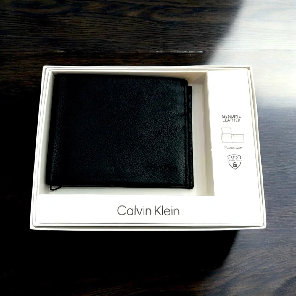 Calvin Klein Men’s Leather RFID Minimalist Bifold Wallet Black Pass Case